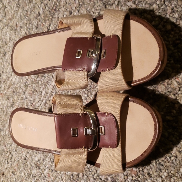**LIGHTLY WORN** Nine West Canvas and Cork 2 inch Wedges - Picture 4 of 4